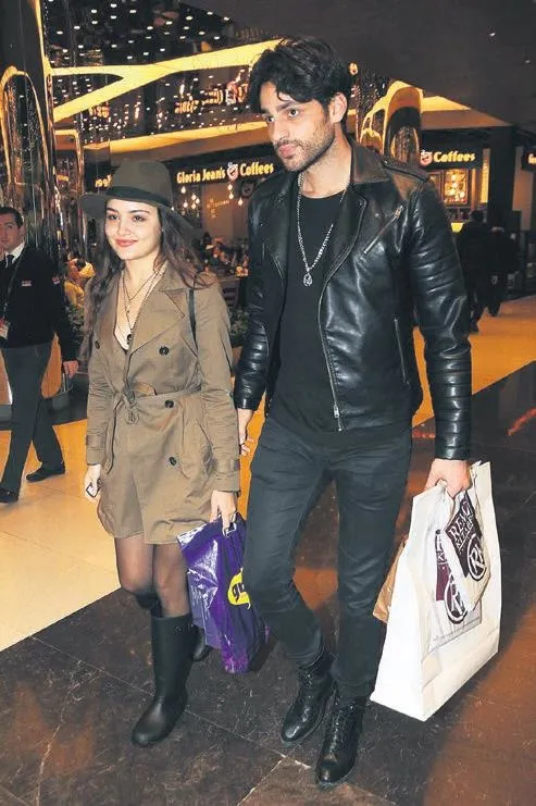 Hande Erçel'den yine aynı aşk filmi: Murat Can Akdoğan'la Murat Dalkılıç da arkadaş çıktı-6