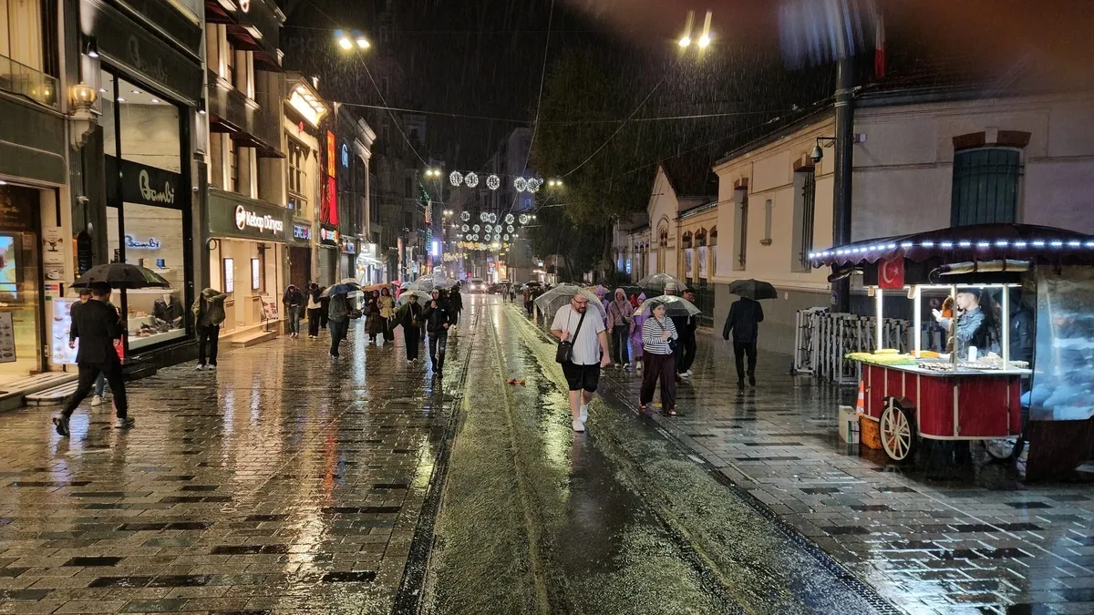 Meteorolojiden 13 ile sarı kodlu uyarı! İstanbul ve Ankara'yı sağanak vurdu: O saat aralığında şiddeti artacak