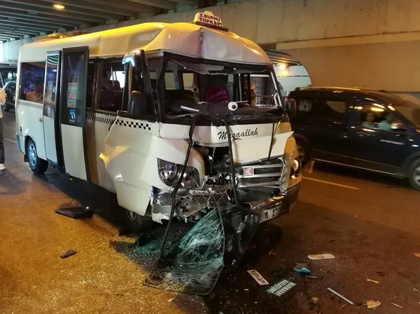 Fatih'te minibüs, özel halk otobüsüne çarptı: 10 yaralı-1