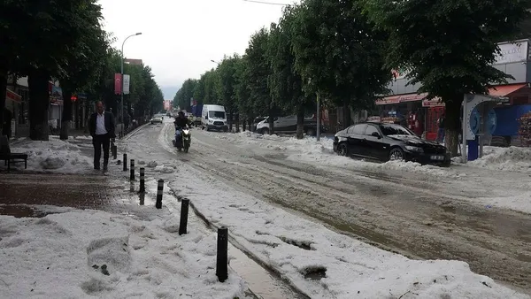 Kastamonu’ya 15 dakika süren dolu yağışı kenti beyaza bürüdü-2