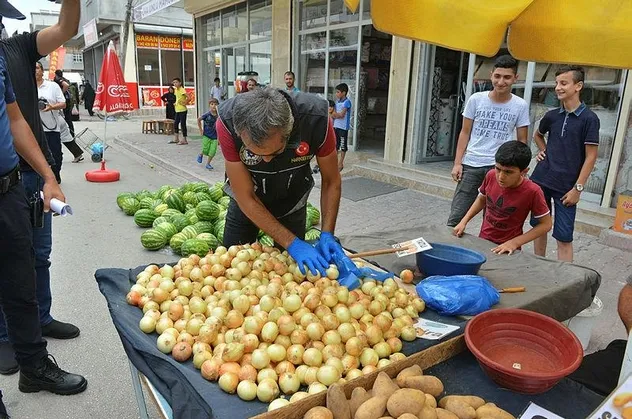 Adana'da polis, pazar tezgahlarında uyuşturucu aradı