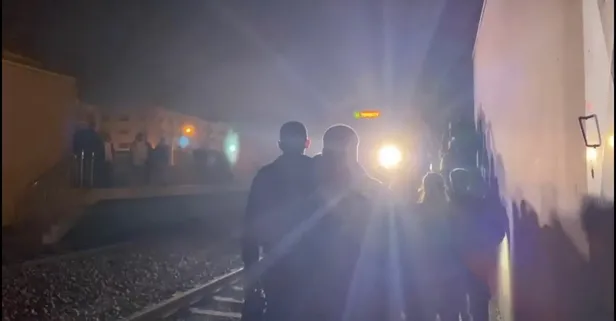 İZBAN arızalanınca vatandaşlar çareyi raylara atlamakla buldu