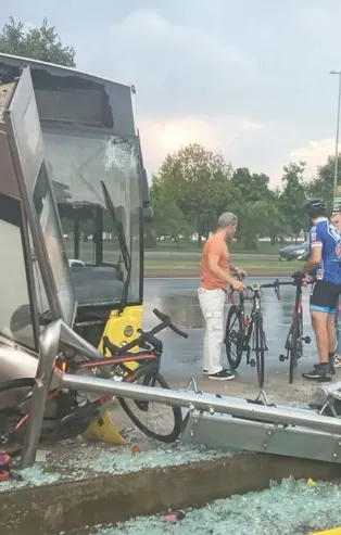 Son dakika: İETT otobüsü Kartal'da bisikletlilere çarptı: Kazada 4 bisikletli yaralandı