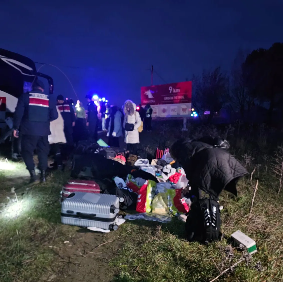 Tur otobüsü yoldan çıktı: 37 yaralı