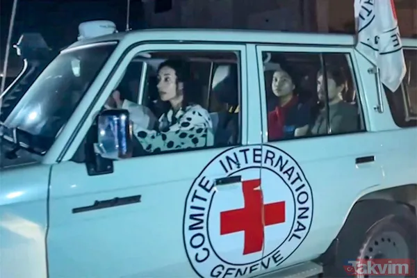 Tarihi esir takası tarihi kareler! İsrailli rehineler Hamaslılara el sallayıp veda etti... Siyonist işgalciler ise Filistinlilere saldırdı - 13