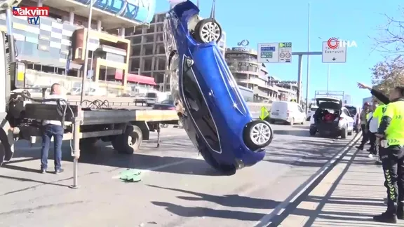 Beylikdüzü’nde kaza: Arızalı araca çarpan otomobil devrildi! 1 yaralı