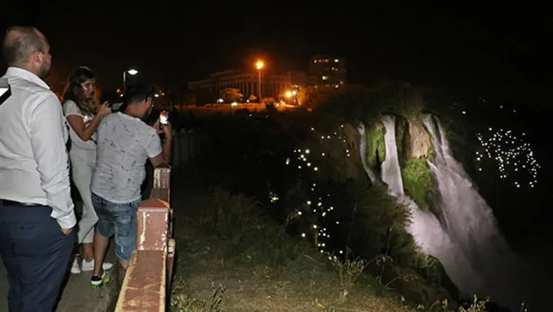 Antalya'da ilginç olay! Tişörtünü ve ayakkabısını çıkartıp-1