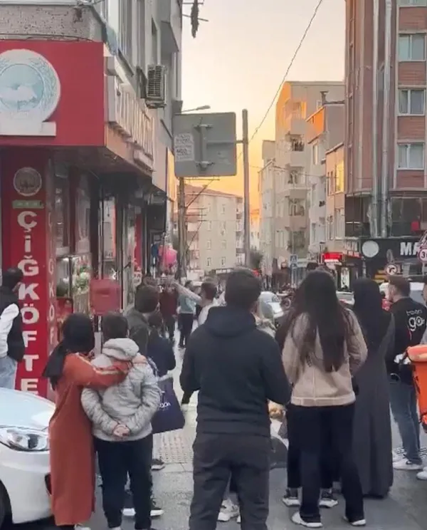 esenlerde-14-yasindaki-cocugun-cig-koftecide-istismar-edildigi-iddiasi-ortaligi-karistirdi-cam-cerceve-indi-1666525950797.jpg Esenler'de 14 yaşındaki çocuğun çiğ köftecide istismar edildiği iddiası ortalığı karıştırdı! Cam çerçeve indi-3