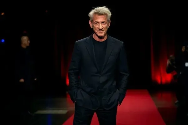 oscar-tarihinde-bir-ilk-yasandi-16-adaylikla-rekor-kirdi-1773638658038.jpeg Sean Penn, kazandığı ödüle rağmen törene katılmadı.