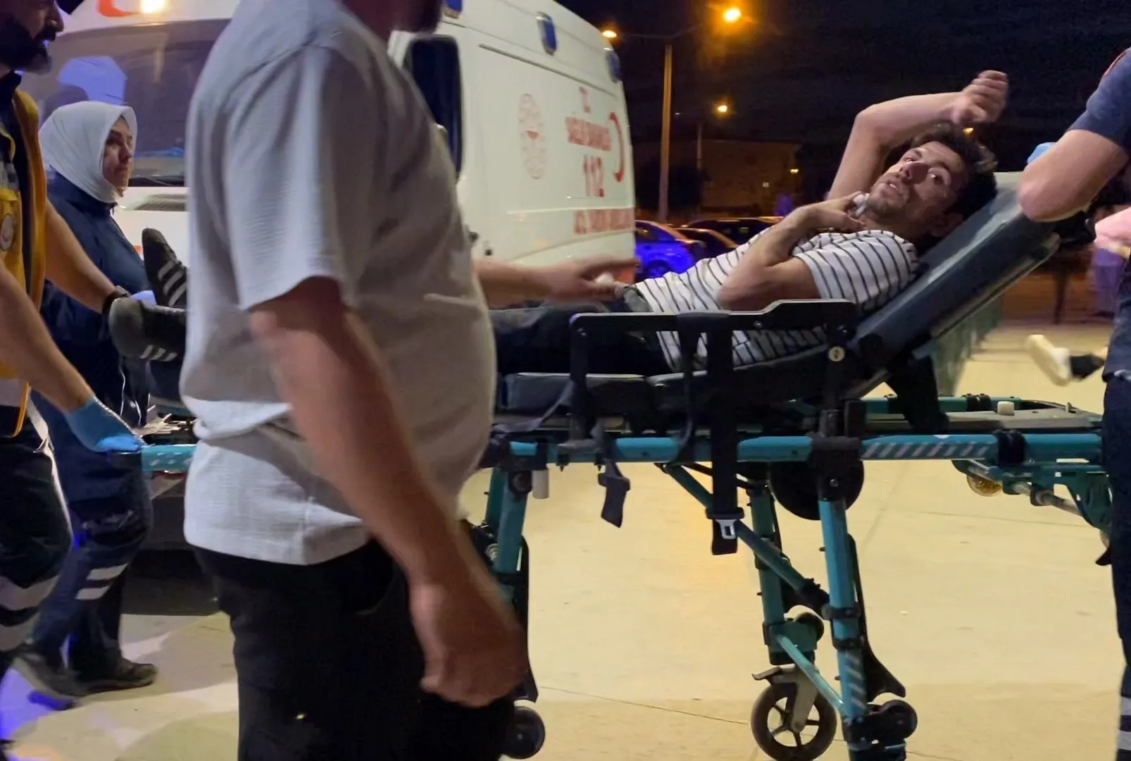 Sağır ve dilsiz kişiyi bıçakla boğazından yaraladı