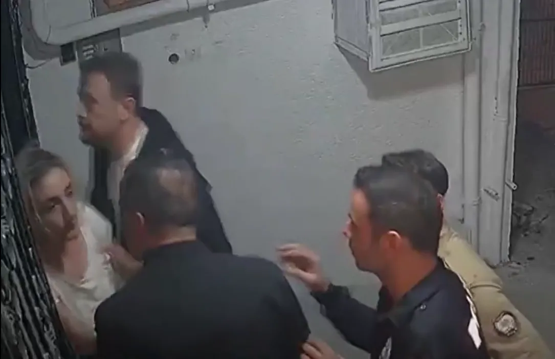 gullunun-olumunde-yeni-goruntuler-ortaya-cikti-1787695100313.png Güllü'nün ölümünde yeni görüntüler ortaya çıktı: Kızı Tuğyan'ın olay gecesindeki panik anları kamerada-4