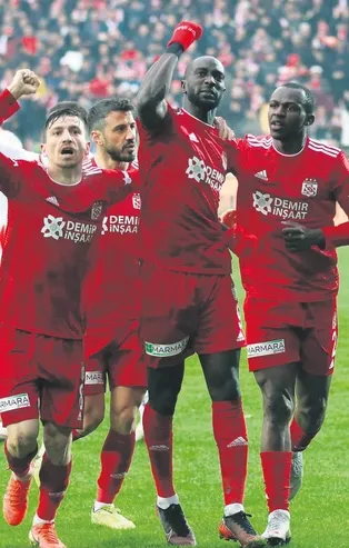 İlk yarıyı 37 puanla lider bitiren Sivasspor şampiyonluk sinyali verdi
