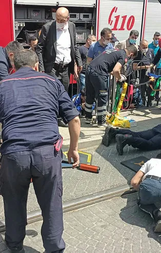 Son dakika: İstanbul Fatih'te dehşet anları! Bir kişi tramvayın altında kaldı!