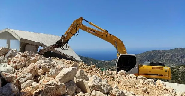Antalya’da kaçak yapılarla mücadele sürüyor! 11’i daha yıkıldı