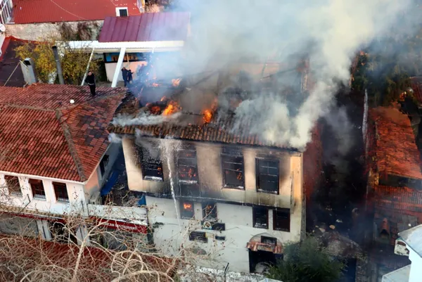 aydin-kusadasinda-100-yillik-ahsap-ev-cayir-cayir-yandi-1639753081764.jpg