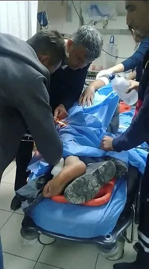 Mersin'de işçinin bacağına çelik halat saplandı-1