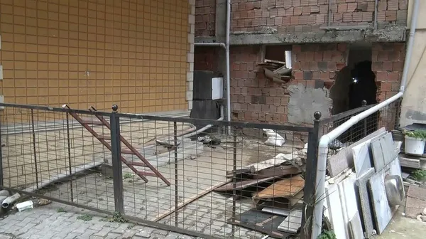 kagithanede-trajikomik-haber-zemine-15-metre-kacak-kat-indirdi-1676983876801.jpg Kağıthane’de trajikomik haber: Zemine 1.5 metre kaçak kat indirdi!-7