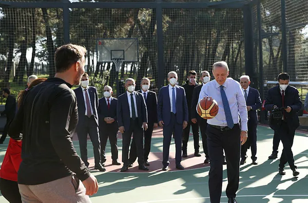Başkan Erdoğan Ümraniye Millet Bahçesi'nde gençlerle basketbol oynadı-4