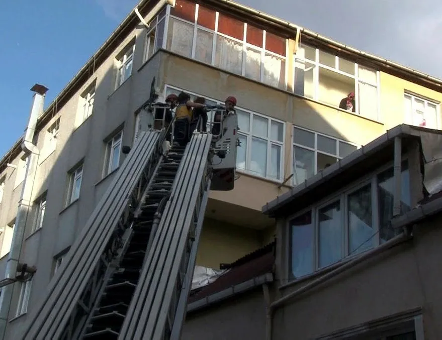 5. kattan yan binanın çatısına düştü