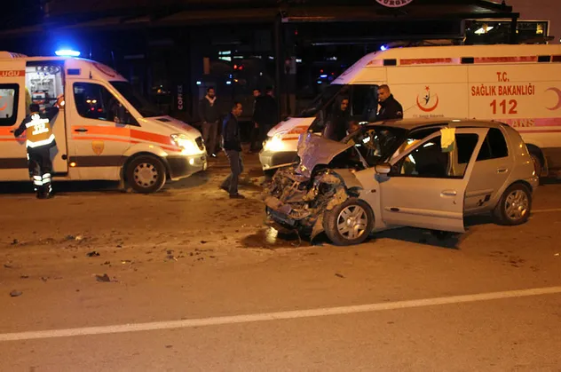 Adana'da feci kaza! Otomobil minibüse çarptı