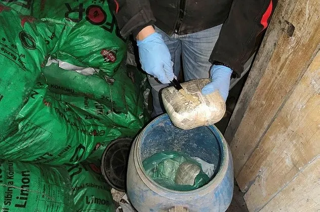 Van'da kömürlükte varil içinde gizlenen uyuşturucuyu "Zeus" buldu