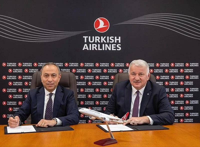 İmza törenine Tüpraş Genel Müdürü İbrahim Yelmenoğlu (solda) ve Türk Hava Yolları Genel Müdürü Bilal Ekşi (sağda) katıldı. (AA)