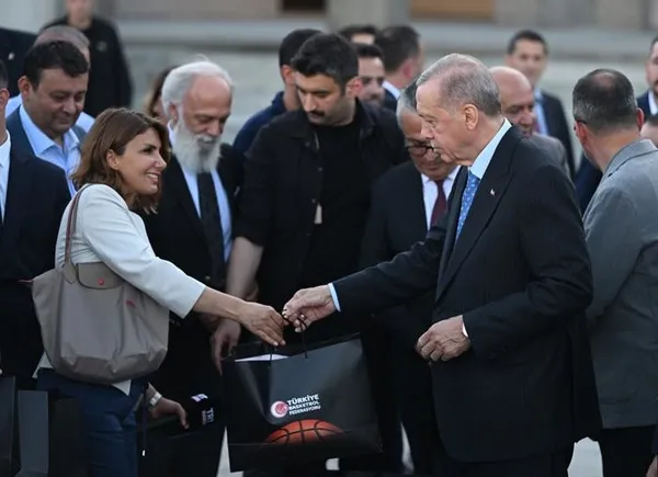 baskan-erdogandan-gazetecilere-basketbol-topu-hediye-etti-erdoganin-basketbol-sohbeti-gulumsetti-1690577335403.jpeg