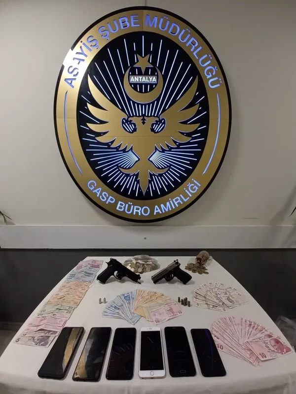 escort-olarak-gidip-ortaligi-karistiriyordu-kirli-plancilar-eskortla-birlikte-tutuklandi-1653926412594.jpg Escort olarak gidip ortalığı karıştırıyordu! Kirli plancılar eskortla birlikte tutuklandı-2