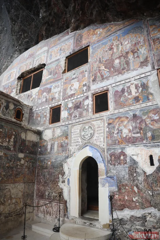 Geçmişi 1600 yıl öncesine dayanıyor: 360 tonluk kaya bitlendi iğneyle kuyu kazıp yeni odalar ortaya çıktı! Sümela Manastırı'na ziyaretçi akını - 7