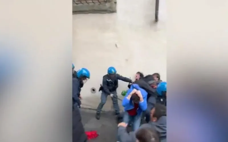 italyada-tepki-ceken-goruntuler-polis-filistin-icin-destek-gosterisi-duzenleyen-ogrencilere-copla-mudahale-ett-1708701226587.jpeg İtalya'nın Floransa ve Pisa kentlerinde tepki çeken görüntüler! Polis, Filistin için destek gösterisi düzenleyen öğrencilere copla müdahale etti-2