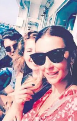 Özge halka karıştı