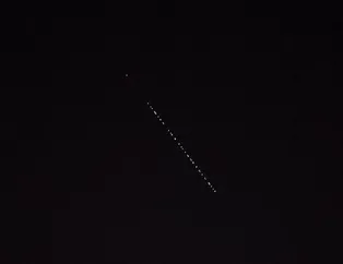 Gören gözlerine inanamadı! UFO değil Elon Musk'ın Starlink uyduları! Vatandaşlar telefonu sarıldı