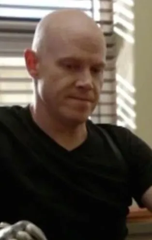 Filmlerde rol kapabilmek için kolunu kesti