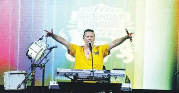 İskender Paydaş merhum Harun Kolçak'ın şarkılarıyla sahneye geldi!