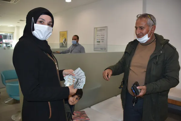 bunu-herkes-yapmaz-hesabina-yanlislikla-yatan-20-bin-dolari-iade-etti-1612592412201.jpg Bunu herkes yapmaz! Hesabına yanlışlıkla yatan 20 bin doları iade etti-3