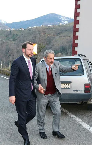Bakan Berat Albayrak babası Sadık Albayrak ile aile mezarlığını ziyaret edip dua etti