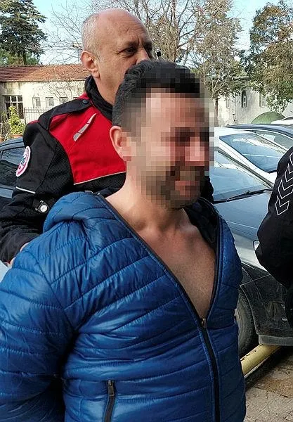 samsunda-akil-almaz-olay-silahla-bir-kisiyi-karnindan-vurdu-adliyeye-giderken-kahkaha-atti-az-yakisikli-cikali-1706799103718.jpeg Samsun'da akıl almaz olay! Silahla bir kişiyi karnından vurdu adliyeye giderken kahkaha attı: Az yakışıklı çıkalım abi-3