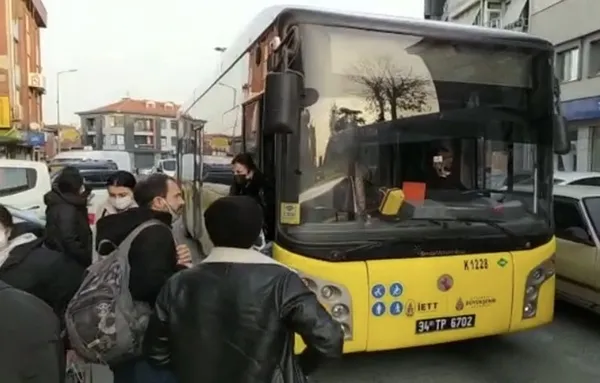 eyupsultanda-iett-otobusu-arizalandi-trafik-felc-oldu-1641384132684.jpg İETT otobüsü bu kez İstanbul'un Eyüpsultan ilçesinde yolda kaldı! Trafik berbat oldu-2