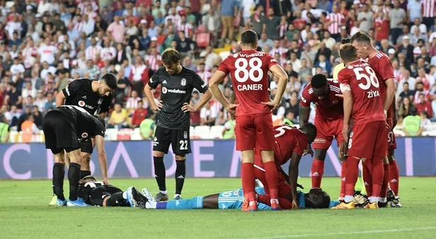 Sivasspor'da kaleci Mamadou Samassa hastaneye kaldırıldı-3