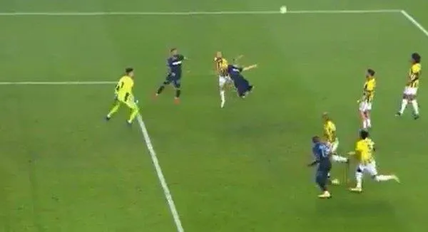 fenerbahce-trabzonspor-macinda-o-an-iste-konuk-ekibin-penalti-bekledigi-pozisyon-1603643846282.jpeg Fenerbahçe-Trabzonspor maçına damga vuran an! Trabzonspor bu pozisyonda penaltı bekledi...-1