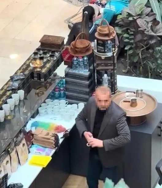 mide-bulandiran-goruntuler-kahve-dukkaninda-bardaklari-tukurukle-temizledi-1707842292112.jpeg