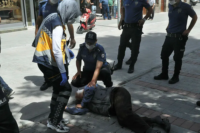 Karaman'da iki yaşlı amca "ne bakıyorsun" diyerek kozlarını paylaştı! Yumruklu kavga sonucu biri kanlar içinde yere serildi - 4