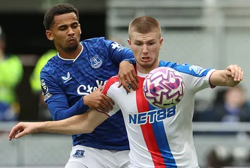 Manchester United Adam Wharton için devrede