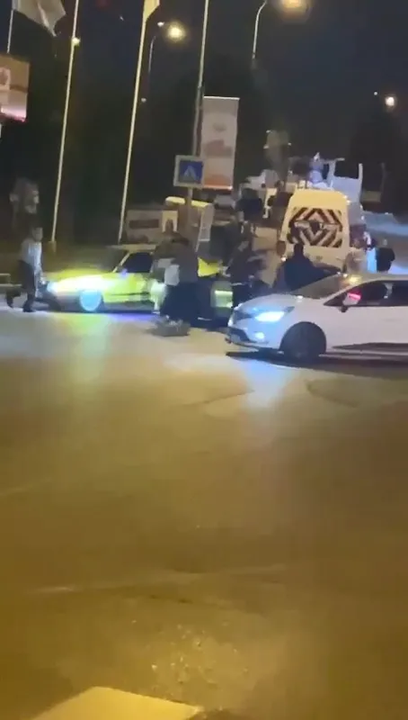 ne-alip-veremediginiz-var-be-umraniyede-iki-surucu-arasinda-yumruk-yumruga-yol-verme-kavgasi-1664261796290.jpg Ne alıp veremediğiniz var be! Ümraniye'de iki sürücü arasında yumruk yumruğa yol verme kavgası-4