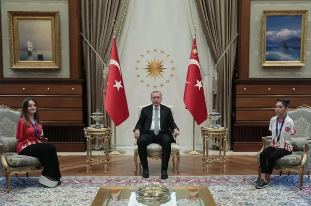 Başkan Erdoğan milli sporcular Sümeyye Boyacı ve Sevilay Öztürk ile buluştu