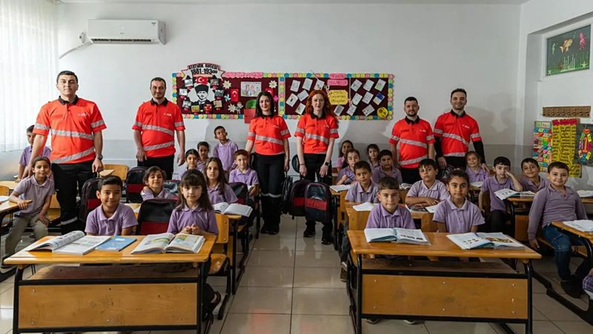 THY, kullanım ömrü biten uçak koltuğu kumaşlarını okul çantası ve kırtasiye malzemesine dönüştürdü