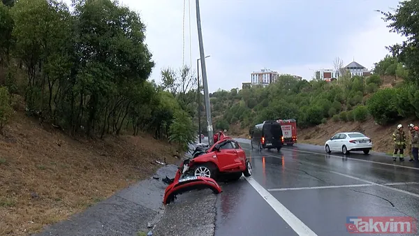 Eyüpsultan'da feci kaza: Direğe çarpan araba kağıt gibi ezildi! - 1