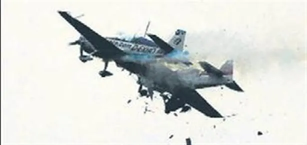 2 uçak havada çarpıştı: 7 ölü