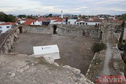 İzmir Depremi sonrası oluşan tsunaminin vurduğu Sığacık’taki 500 yıllık Osmanlı kalesi zarar gördü