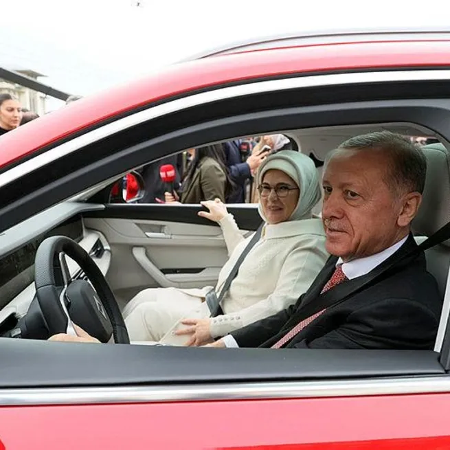 Başkan Erdoğan ile eşi Emine Erdoğanın Togg ile yaptığı ilk sürüşün araç içi görüntüleri ortaya çıktı: Türk Sanat Musikisini nereden dinleyeceğiz?